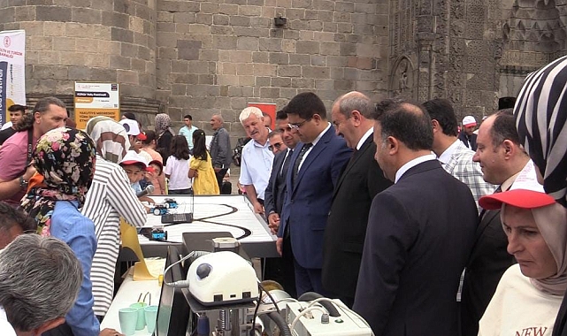 Korunma altındaki çocukların eserlerinin yer aldığı sergi ziyarete açıldı