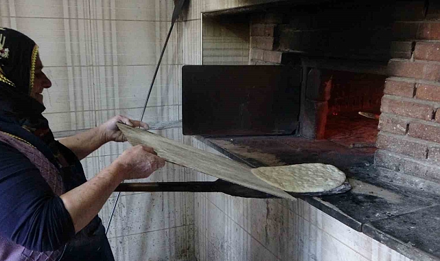 Köyün ekmek ihtiyacı, kadınlar tarafından imece usulü hazırlanıyor