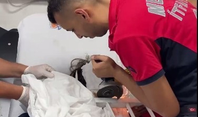 Küçük çocuğun kafasına korkuluk demiri saplandı