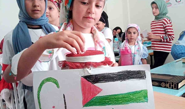 Kur&#039;an öğrenen öğrenciler harçlıklarını Filistin için bağışladılar