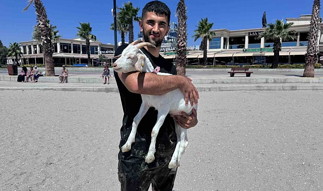 Kurban Bayramı&#039;ndan bu yana baktığı keçiyi evcilleştirdi