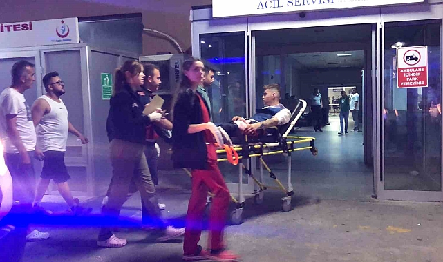 Laf atma kavgasında baba ile oğlu bıçaklandı. Baba öldü