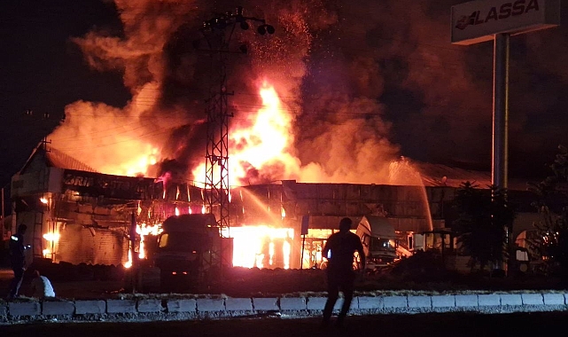 Lastik bayisi alevlere teslim oldu