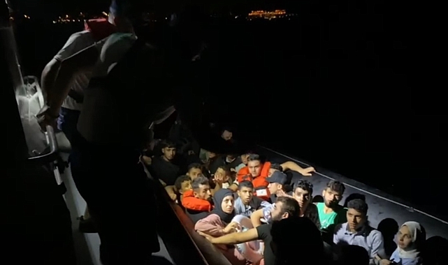 Lastik botta 32 düzensiz göçmen yakalandı