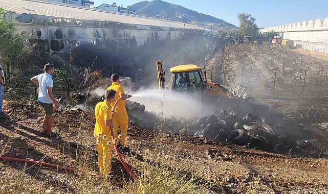 Lastik yığınının alev almasıyla başlayan yangın, muz ağaçlarına zarar verdi