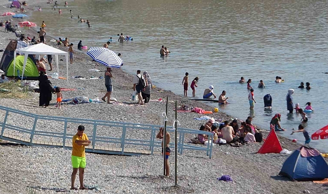 Mavi bayraklı plajı hava sıcaklığının 30-35 dereceyi bulmasıyla dolup taştı