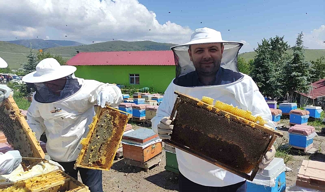 Milletvekili Kaan Koç, özel kıyafetlerle bal sağımını gerçekleştirdi