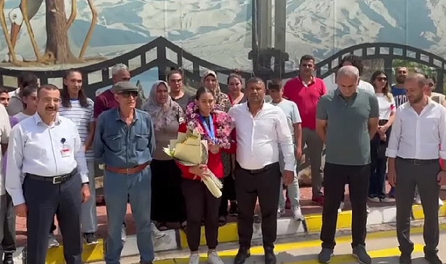 Milli boksör Nisa Kaya Iğdır Havalimanında çiçeklerle karşılandı