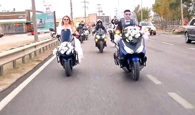 Motosiklet tutkunu çiftin konvoyu