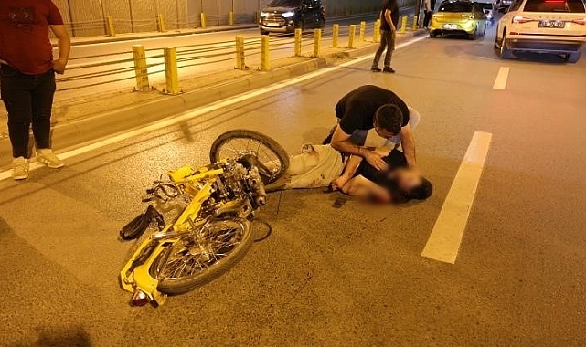 Motosikletiyle kaza yaparak kanlar içinde kalan gencin babası çaresizce oğlunu izledi