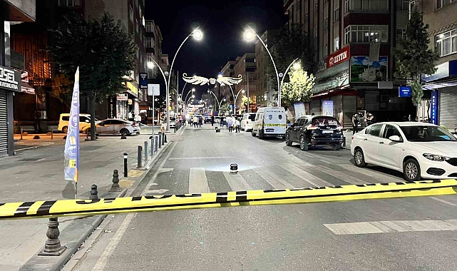 Motosikletli 2 kişi, hedef aldıkları bir kişiye kurşun yağdırdı