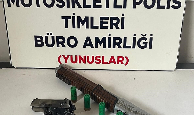 Motosikletli Polis Timleri tarafından bir araçta ruhsatsız tabanca ve tüfek ele geçirildi