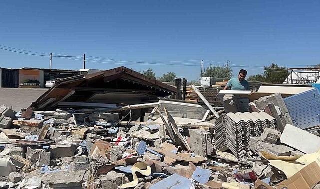 Nevşehir&#039;de kontrolden çıkan tır iş yerine daldı