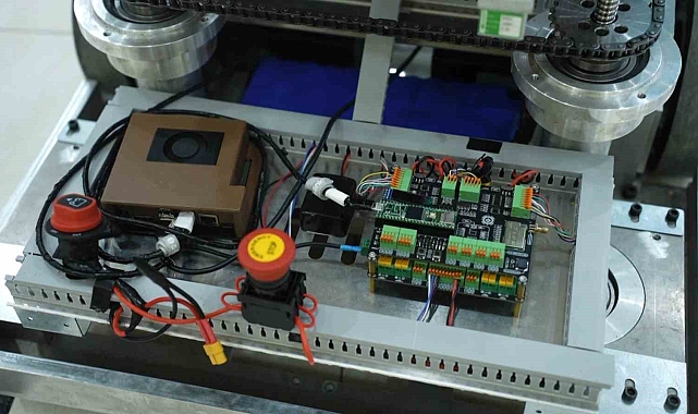 Öğrenciler tamamen otonom çalışan robot üretti: 1 buçuk ton yük kaldırabiliyor
