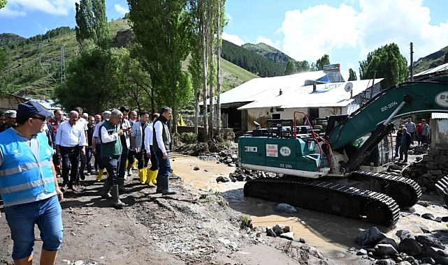 Oltu&#039;da sel mahalleleri vurdu geçti