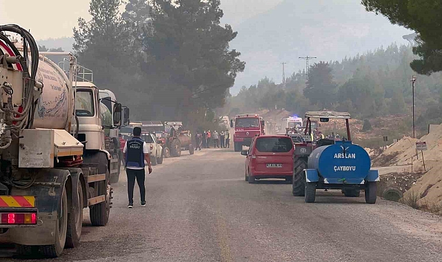 Orman ekiplerinin karşı ateşi mahalleyi yanmaktan kurtardı