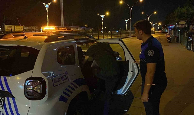 Otobüs duraklarında uyuyan ve evi olmayan vatandaş barınma merkezine yerleştirildi