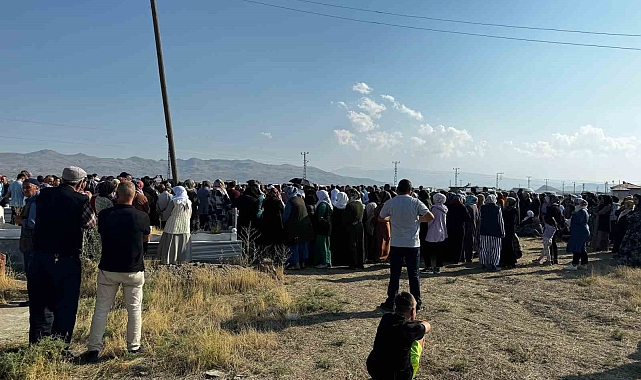 Otobüs kazasında hayatını kaybeden 5 kişinin cenazesi uçakla Ağrı Ahmed-i Hani Havalimanı'na getirildi