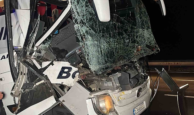 Otobüs tıra arkadan çarptı. Kazada 25 kişi yaralandı