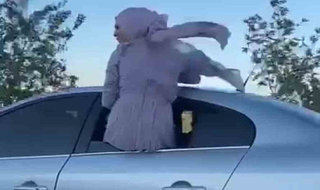 Otomobilin arka camından kendini sarkıtan vatandaş yürekleri ağza getirdi