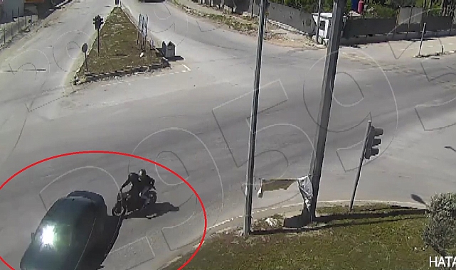 Otomobille çarpışan motosiklet sürücüsünün havaya uçtuğu anlar kamerada