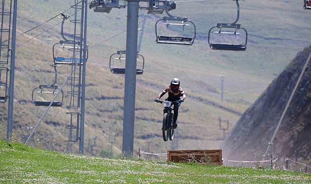 Palandöken'in zirvesinde zorlu parkur
