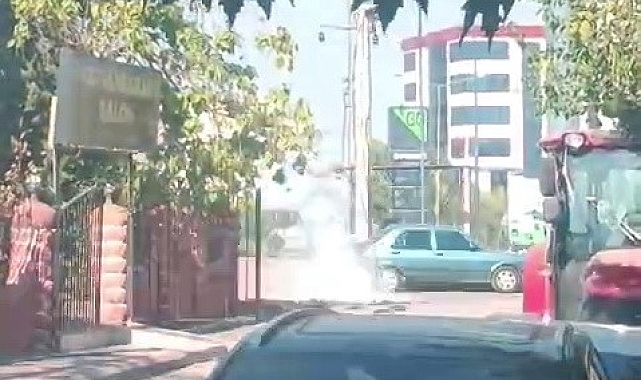 Park edilmiş bir araç yanında patlayan elektrik hattı yürekleri ağza getirdi