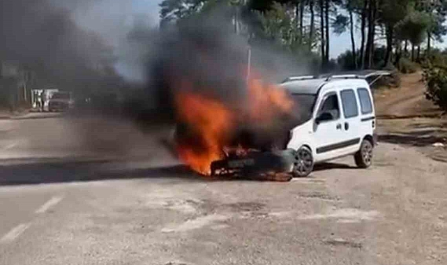 Park halindeki araç alev alev yanarak kullanılamaz hale geldi