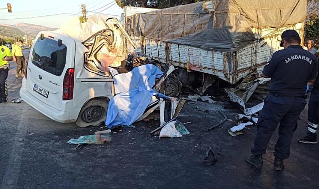 Park halindeki kamyona arkadan çarpan araçtaki 4 kişi hayatını kaybetti