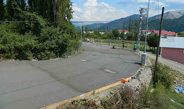 Posof&#039;ta caddeler asfalt yapılamadığı için beton dökülüyor