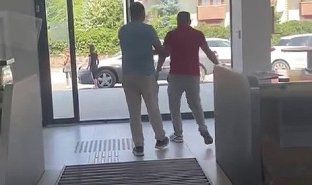 PTT şubesinde öfkelenen bir vatandaş, görevlilere şubedeki eşyaları kırarak tepki gösterdi