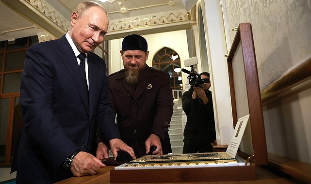 Putin&#039;in Çeçenistan&#039;da yeni yapılan camide Kuran-ı Kerim&#039;i öptüğü anlar dikkat çekti