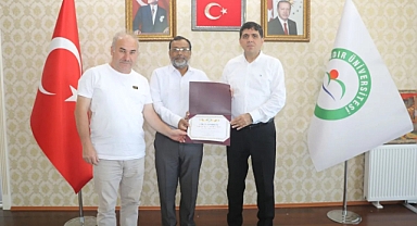 Rektör Alma, Bangladeş'ten Gelen Prof. Dr. Atiqur Rahman'a Belge Takdim Etti