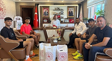 Şampiyon tenis takımından Iğdır Gençlik ve Spor Müdürlüğüne ziyaret
