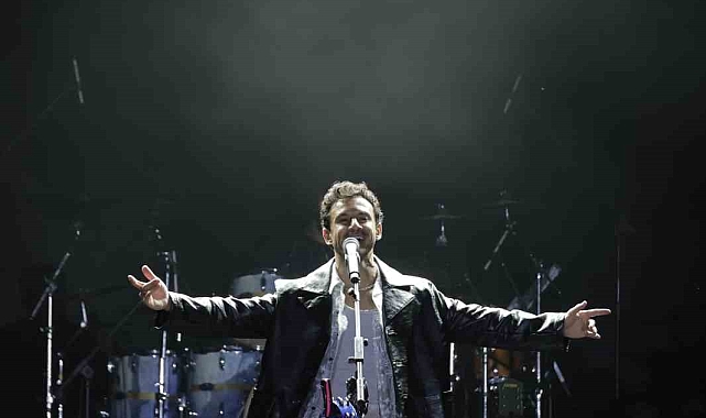 Sanatçı Buray, düzenlenen konserde Erzurumlularla buluştu