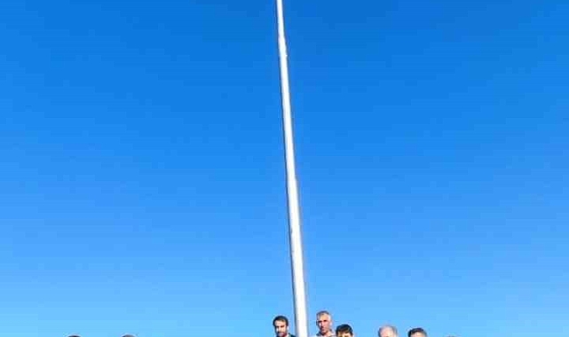 Şehit öğretmenler anısına 14 metrelik bayrak dikildi