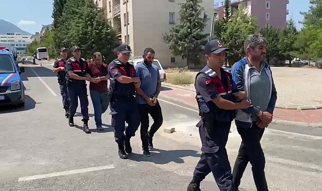 Servis şoförüyle anlaşıp fabrikaya girdiler