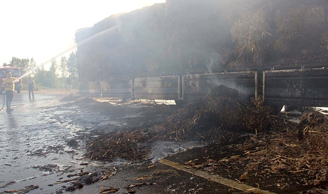 Seyir halindeki saman yüklü tır alev aldı