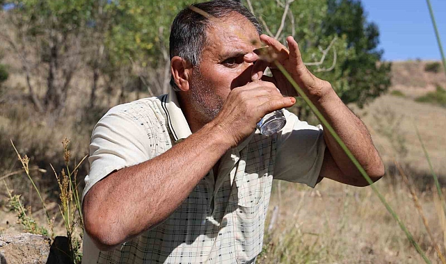 Şifalı olduğuna inanılan su, haşlanmış yumurta koksa da şifa arayanların ilgisini çekiyor