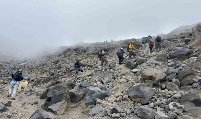 Sivaslı dağcılar Ağustos ayında 5 bin 137 metrede tipiye yakalandı