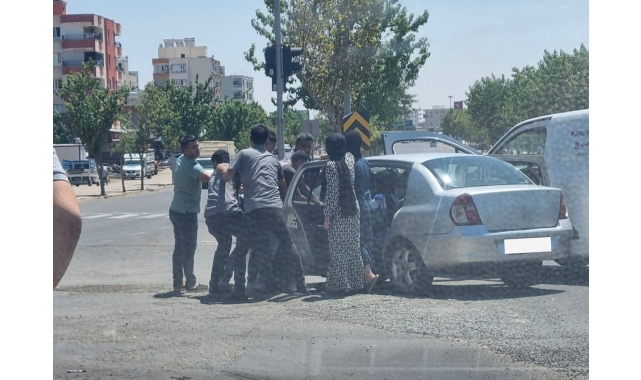 Siverek&#039;te yol verme kavgasında 2 grup birbirine girdi