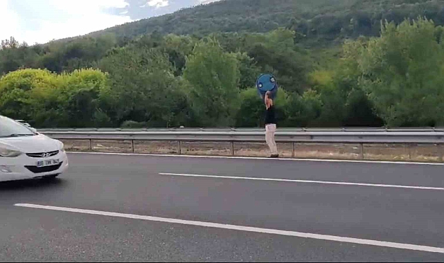 Sol şeride düşen boş varili, canını hiçe sayarak yoldan aldı