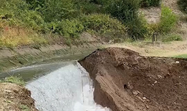 Su kanalı patlaması sonucu ekili tarlaları sular altında bıraktı