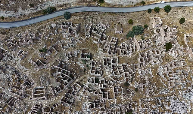 Sular çekildi, mahalle ortaya çıktı