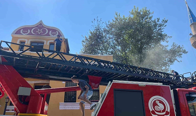 Tarihi binada fırının bacasından çıkan yangın ekipler tarafından söndürüldü