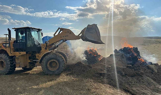 Tekman&#039;da çıkan ot yangınında 600 balya ot küle döndü