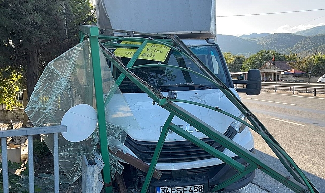 Tırın çarpması neticesinde kontrolden çıkan kamyonet, durağa daldı