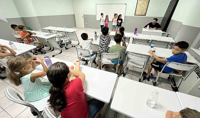 Tiyatro kursuna katılan öğrenciler, hem sanatla buluşuyor hem de özgüvenlerini artırıyor