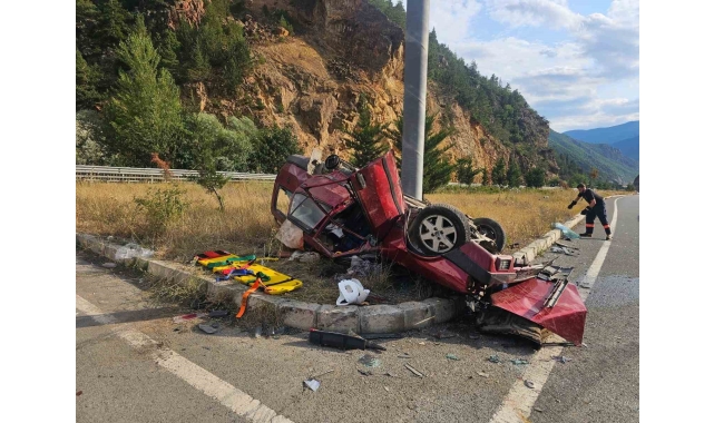 Tofaş marka araç kazada paramparça oldu: 1 ölü, 9 yaralı