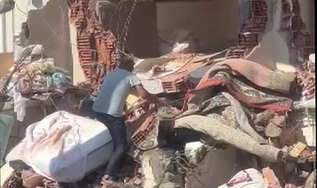 Türk bayrağını görünce yıkımı durdurdu